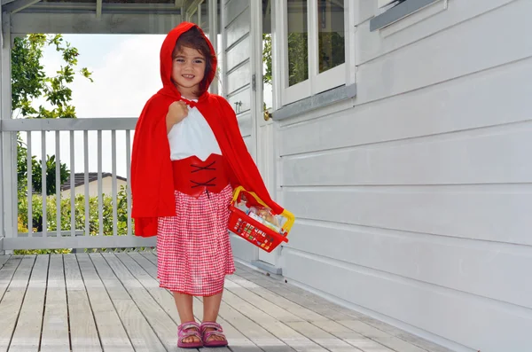 Κοριτσάκι με κόκκινο ιππασίας κουκούλα κοστούμι — Φωτογραφία Αρχείου