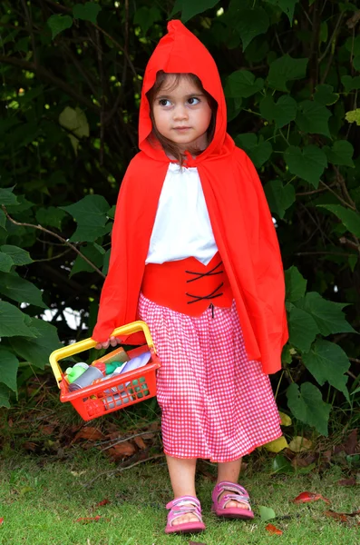 Meisje met red riding hood kostuum — Stockfoto