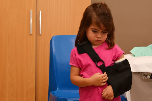 Girl with a broken arm — Stock Photo, Image