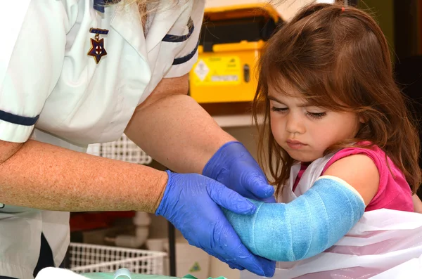 Girl with a broken arm — Stock Photo, Image