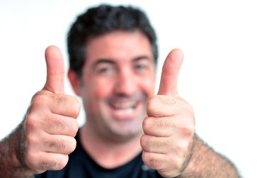 mutlu genç olgun adam başparmak gösterilen