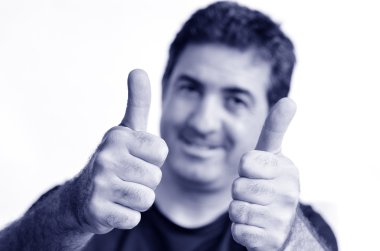 mutlu genç olgun adam başparmak gösterilen
