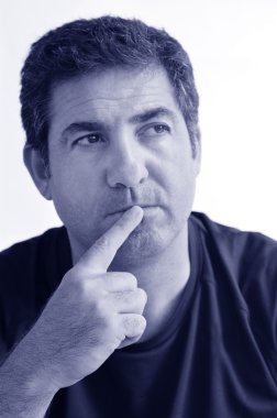 Olgun adam dudaklarını uzağa bakarak bir parmak ile düşünme.