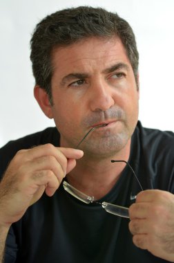 reifer Mann denken Betrieb Brille wegsehen.