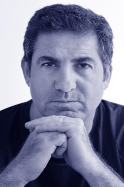 Olgun adam kameraya bakar