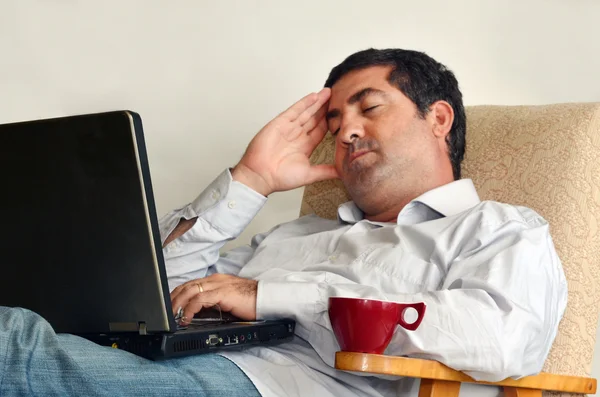 Hombre Trabajando o aprendiendo desde casa —  Fotos de Stock