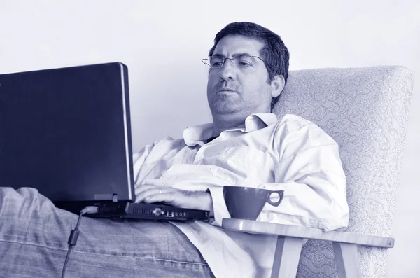 Homem Trabalhando ou aprendendo em casa — Fotografia de Stock
