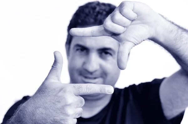 Pria dewasa yang serius membuat bingkai dengan jari — Stok Foto
