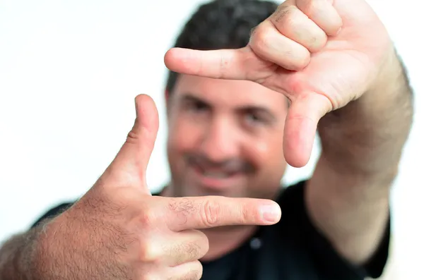 Ernstige volwassen man frame maken met vingers — Stockfoto