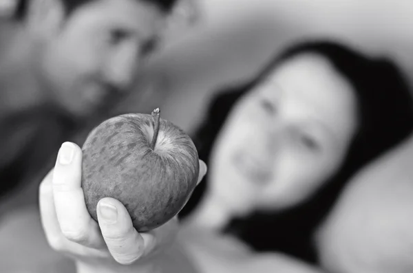 Man en vrouw liggen in bed — Stockfoto