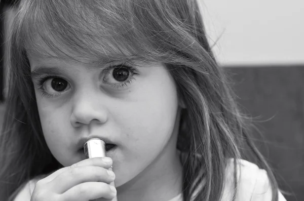 Child apply lipstick — Stock Photo, Image