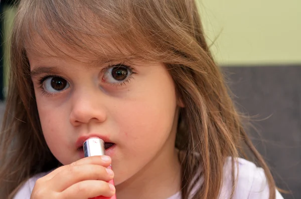 Kind trägt Lippenstift auf — Stockfoto