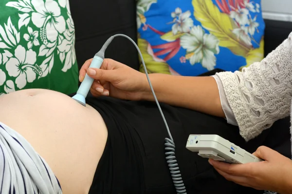 Porodní kontroluje dítě srdeční tep a pohyb — Stock fotografie