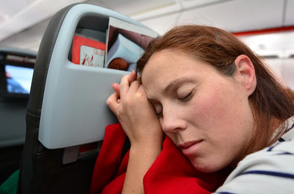 Vrouw slapen tijdens de vlucht — Stockfoto