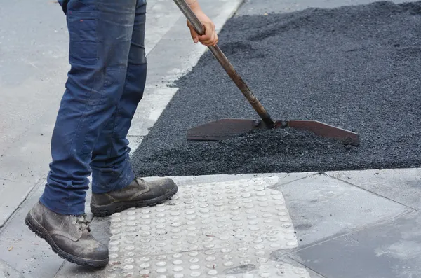 Operaio stradale durante i lavori su strada — Foto Stock