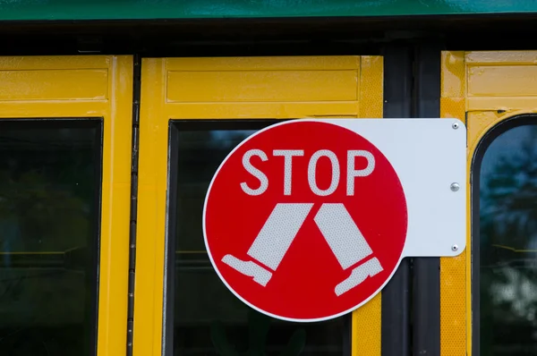 Verkehrszeichen und Symbol für Fußgänger — Stockfoto