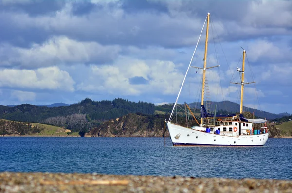 Båten seglar i fjärden av öarna Nya Zeeland — Stockfoto