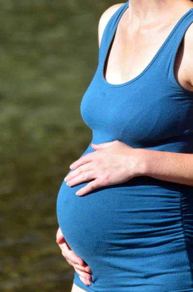 Kobieta w ciąży kąpiel w morzu — Zdjęcie stockowe