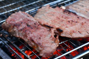 Barbekü ızgarada pişmiş biftek