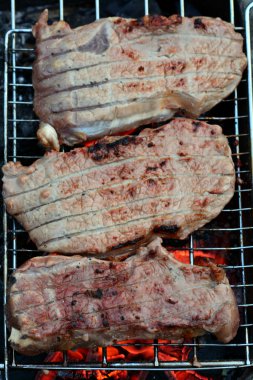 Barbekü ızgarada pişmiş biftek