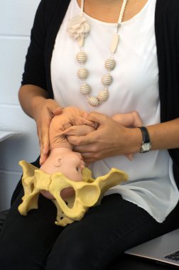 Ebe göstermek normal doğum için hamile bir kadın