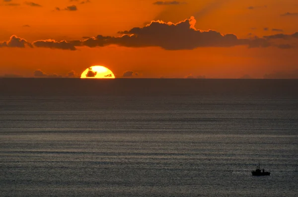 Navio de pesca à beira-mar ao pôr do sol — Fotografia de Stock