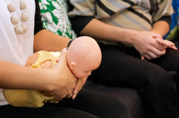 助产士展示自然分娩对一个怀孕的女人 — 图库照片