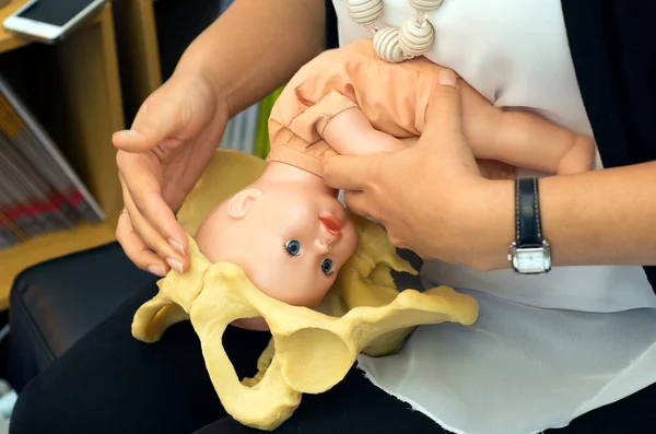 Midwife demonstrate natural childbirth to a pregnant woman — Stock Photo, Image