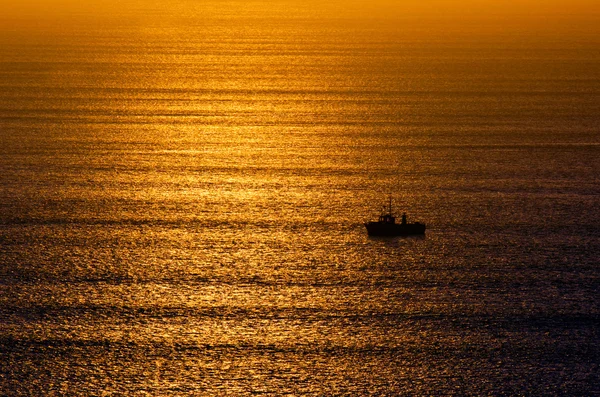 Seascape, köd, hideg tenger hullámai fölött — Stock Fotó