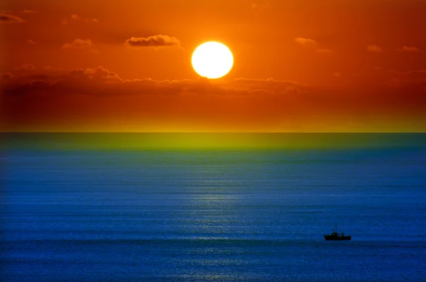 Fishing vessel at seascape at sunset — Stock Photo, Image