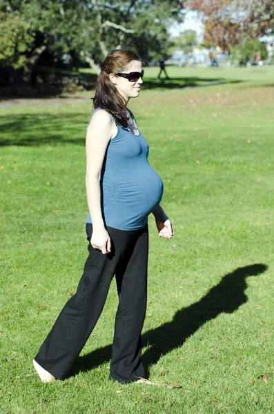 Ejercicio de mujer embarazada —  Fotos de Stock