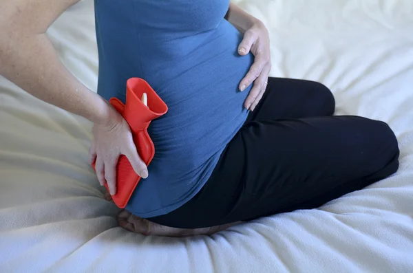 Беременная женщина страдает от болей в спине — стоковое фото