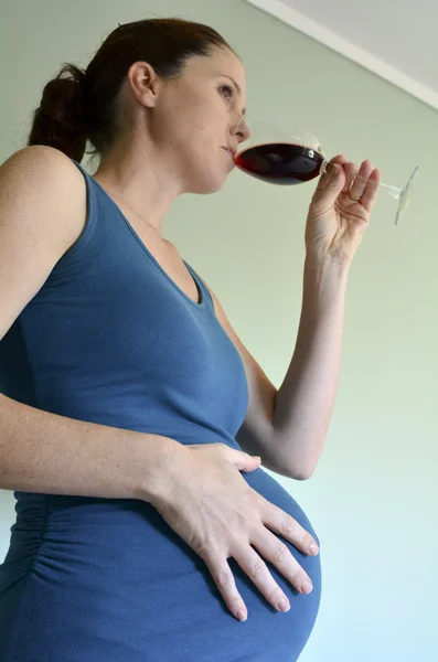 Pregnant woman drink red wine — Stock Photo, Image