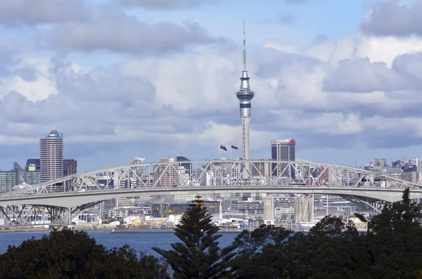 新西兰奥克兰的奥克兰港大桥是新西兰第二长的公路桥梁 也是北岛最长的公路桥 — 图库照片