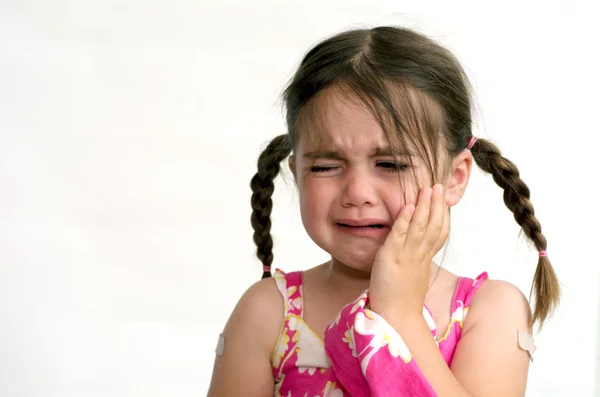 Девочка плачет — стоковое фото