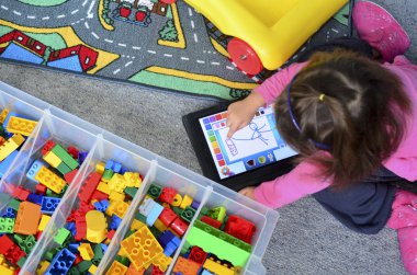 küçük kız ipad ile oynuyor