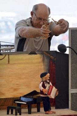 Kuklacı kuklaları işlemek
