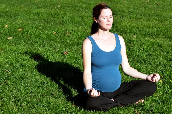 Mulher grávida exercício Yoga — Fotografia de Stock