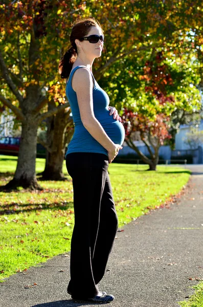 Pregnant woman exercise outdoor — Stock Photo, Image