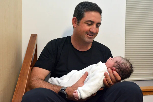 Отец держит своего новорожденного ребенка — стоковое фото