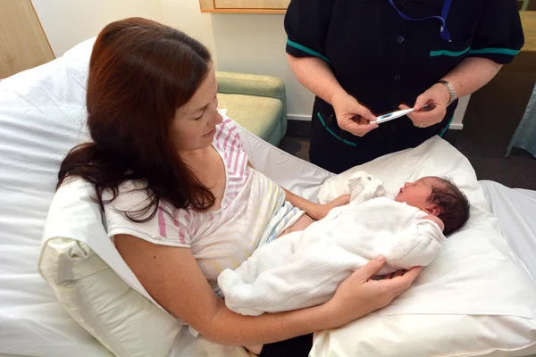 Sage-femme vérifier la température du nouveau-né — Photo