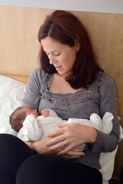 Mother holds her newborn baby — Stock Photo, Image