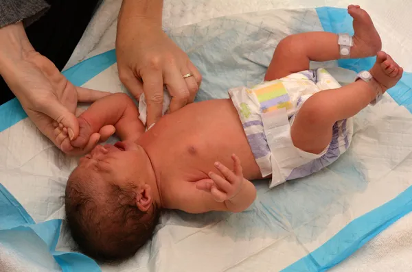 Pasgeboren baby eerste Stomerij bad — Stockfoto