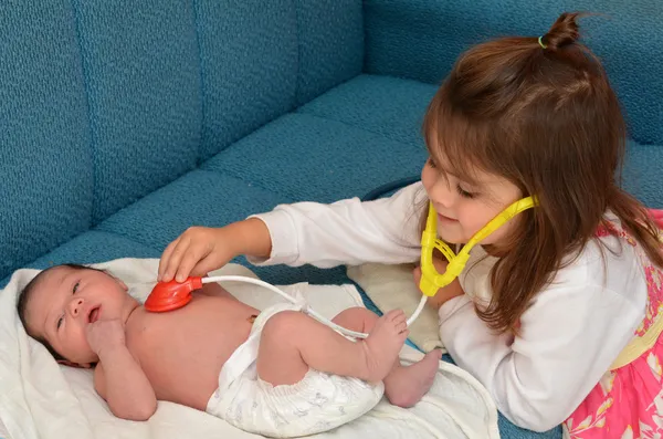 Weinig meisje en pasgeboren zus — Stockfoto