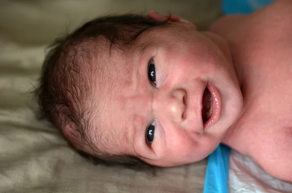 ベッドで生まれたばかりの赤ちゃん — ストック写真