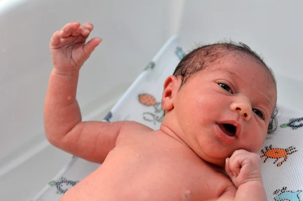 ベッドで生まれたばかりの赤ちゃん — ストック写真