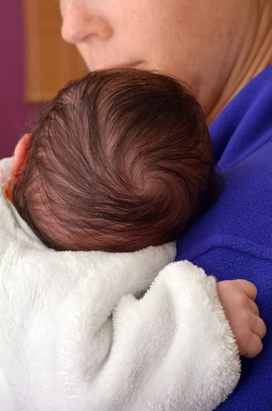 Матері тримає її новонародженої дитини — стокове фото