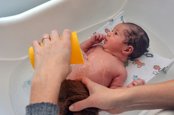 ベッドで生まれたばかりの赤ちゃん — ストック写真