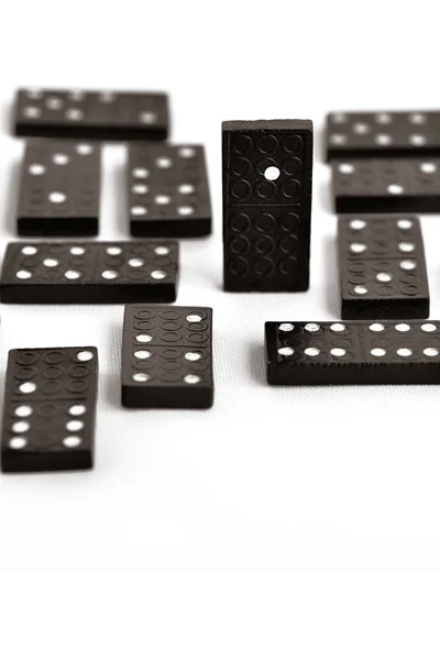 Domino staande uit de menigte-concept — Stockfoto