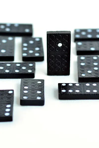 Domino destacándose del concepto de multitud — Foto de Stock